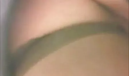 Amico cazzo sul divano. video porno di vecchie