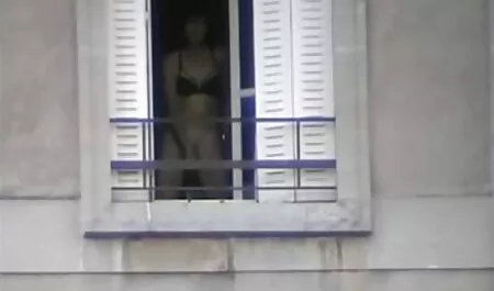 L'artista ha giocato con un nonna ingoia sperma modello.