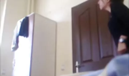 Fai nonna pompinara scivolare il pollo in bocca.