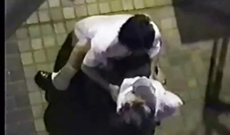 Gli addestratori finiscono nella bocca del porno nonne puttane combattente.