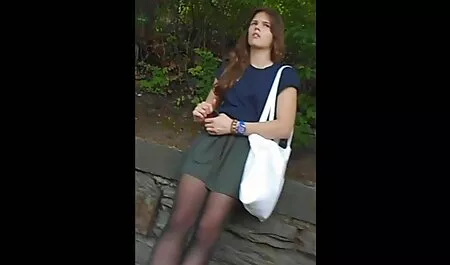 Un nonne in reggicalze adolescente su una sedia.