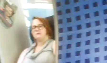 Torcia elettrica nonna lesbica porno in azione.