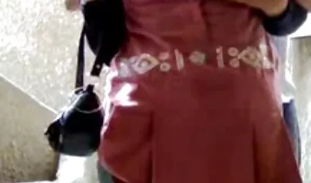 Sto parlando nonne italiane porno con il tassista sul sedile posteriore.