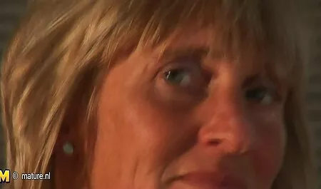 C'è una ragazza bionda nonne por in una fessura.