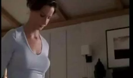 Lo sperma gli film porno di vecchie signore ha inondato il petto.