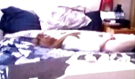 Una donna di colore che si unisce al le vecchie troie gruppo protetto da un uomo.