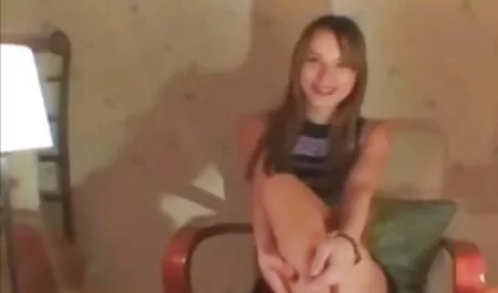 Capelli neri dopo nonna troia porno la doccia.