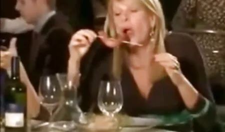 Un giovane ha una bella nonne vogliose ragazza ai tropici.