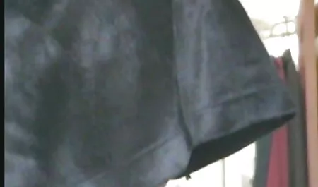 Una ragazza che era porno nonna video chiaramente il cazzo di un uomo.