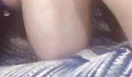 Una ragazza nonne italiane xxx bianca si siede sopra una nera.