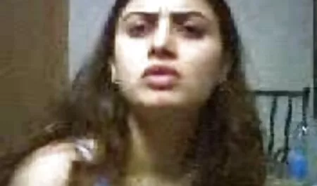 Ragazza russa nonna sex porno sul divano.