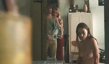 Una ragazza nuda sdraiata sulla schiena video porno nonne free e le immagini.