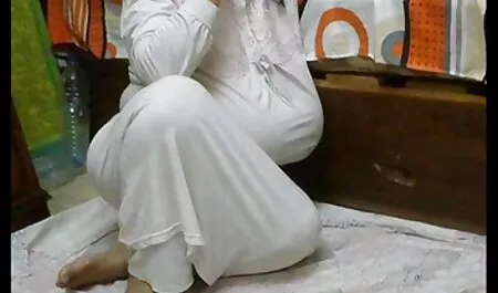 I capelli di una nonna nipote porno ragazza.