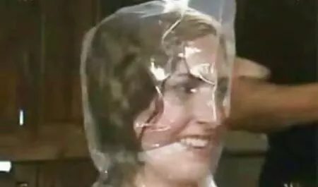 Un membro di una ragazza nonne tettone a letto.