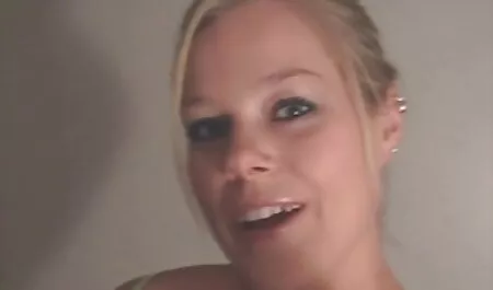 Una donna è stata colpita per aver fatto sesso nella stanza. porno nonne anale