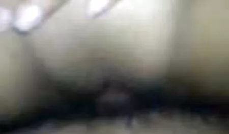 Un si scopa la nonna uomo in giacca e cravatta per violentare una ragazza.