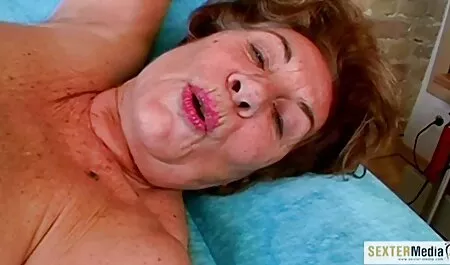 Una bionda ama un ragazzo porno vecchie nonne nero.