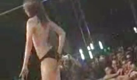 Un uomo cattivo mangia una vecchie nonne porche recinzione ragazza.