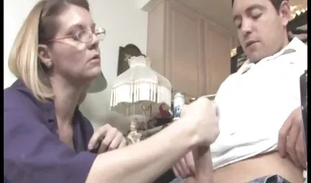 Mostra il corpo nel cast. nonna tettona