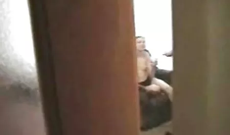 Occhiali, nudo sul bordo della porno nonne video piscina.