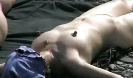 Una ragazza, una donna, porno nonne tettone per la prima volta.
