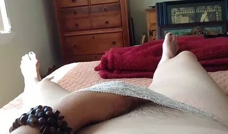 Il nonne anziane nude proprietario della casa mangia un ladro nella vagina.
