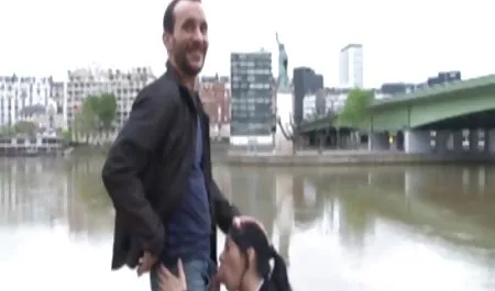 Una vecchie troie negre coppia con una cameriera.
