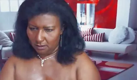 Una giovane donna si diverte con il film nonne porno vecchio.