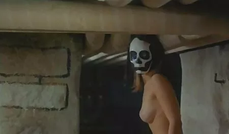 Un uomo che lavora vecchie nonne porno con un semplice vecchio, due ragazze.