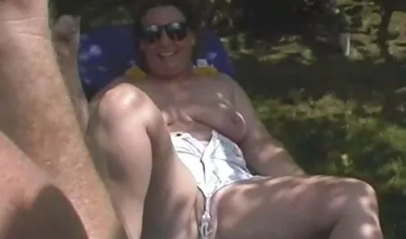 Ho sentito il pollo in macchina. porno nonne francesi