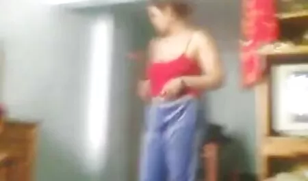 Divertente ragazza accarezzando in anziane granny tutti i buchi.