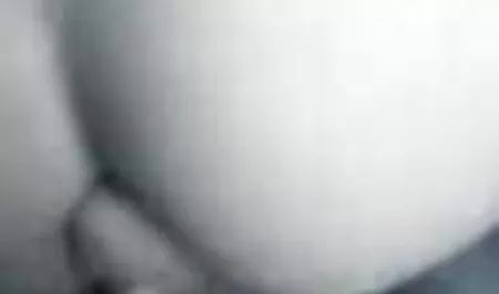 Un uomo con un calzino in quella troia della nonna testa, una ragazza.
