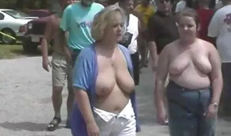 Il ragazzo ha un nonne con giovani porno pollo in bocca.