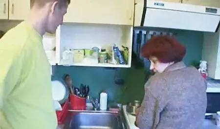 Scoreggia di una donna video porno nonne sul divano.
