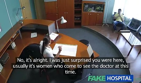 Una nonna scopata in bagno bella donna con una figura notevole mostra il suo fascino nel Casting.