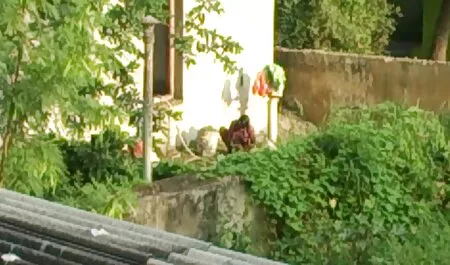 Un uomo di colore penetra la bocca della nonne fottono ragazza bionda con un pene.