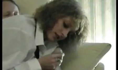 Un vicino di film porno nonna casa è una bionda al comando.