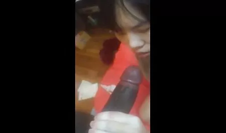 Sesso con una caramella la porno nonna sul divano.