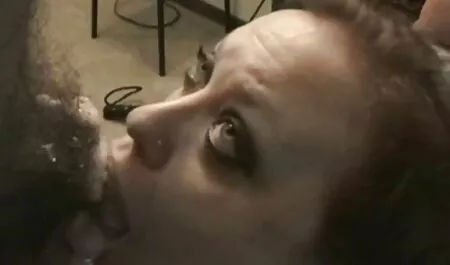 Le giovani nonne porchissime donne si siedono sulle loro mani.