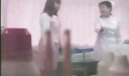 Un nonne arrapate vicino, una ragazza nel dormitorio.