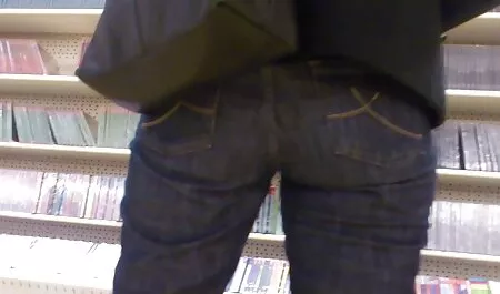 La ragazza ha vecchie troie napoletane problemi con un uomo calvo nel dormitorio.