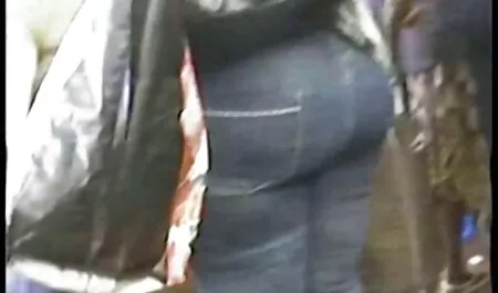 Una ragazza con un naso moccio fa sesso sul pavimento. nonne calde italiane
