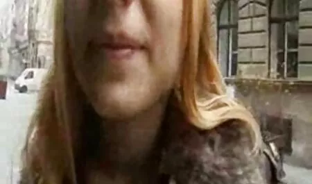 Ceca donna sulla vecchia tettona macchina fotografica.