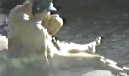 Rocco non è la gamba della ragazza con la mano video di nonne troie sul culo.