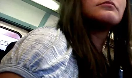 Una donna dita video nonne con giovani e succhiare vite per un giovane uomo.