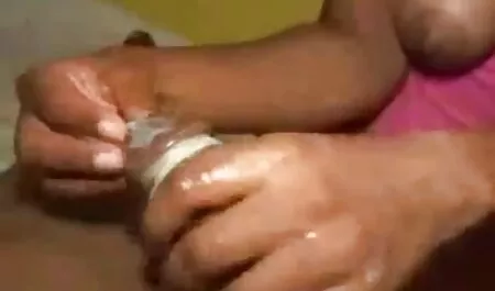Una donna con i capelli corti mature nonne è il Cancro nel cast.