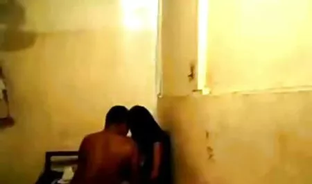 Una donna che eccita suo marito e ha bisogno di riscaldarsi da lui. film porno di vecchie signore